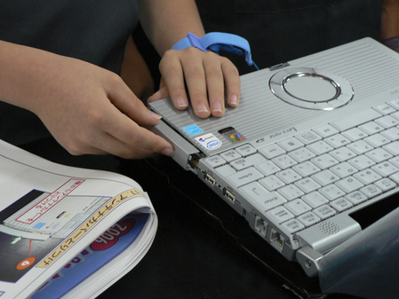 日本學(xué)生親手組裝松下筆記本，體驗科技制造之美